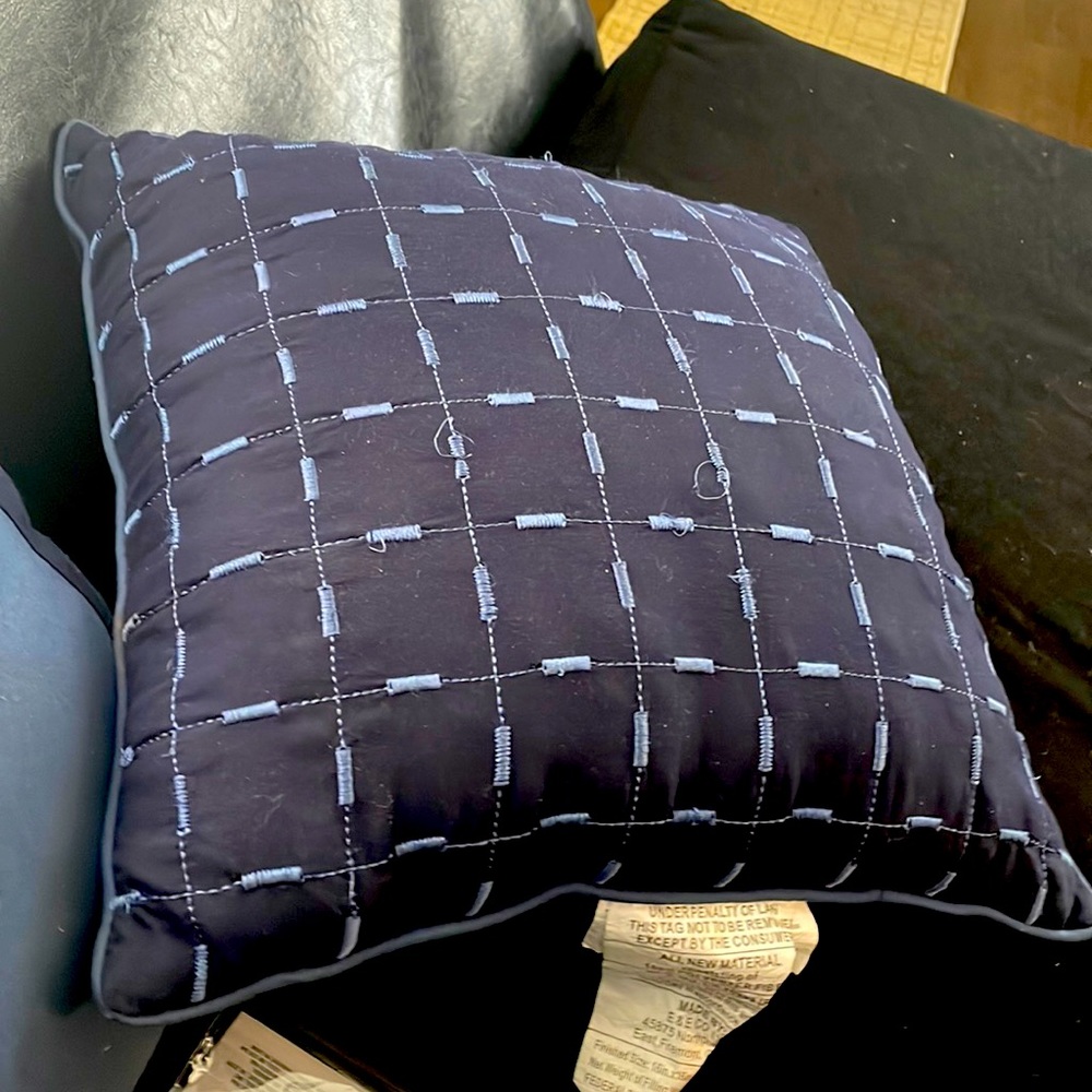 it's like new with a good finish, beautiful for your home and to decorate thanks